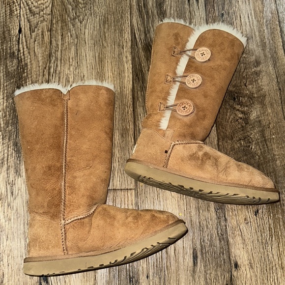 ⚡️HP⚡️UGG Chestnut Bailey Button Triplet Shearling Suede Boots - Picture 8 of 8
